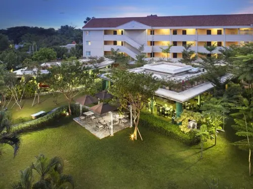 Delonix Hotel Karawang Extérieur Photos