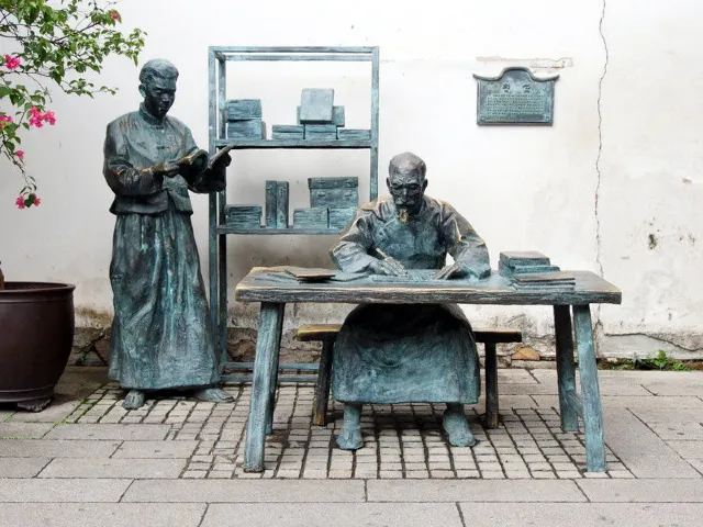 Three Lanes and Seven Alleys